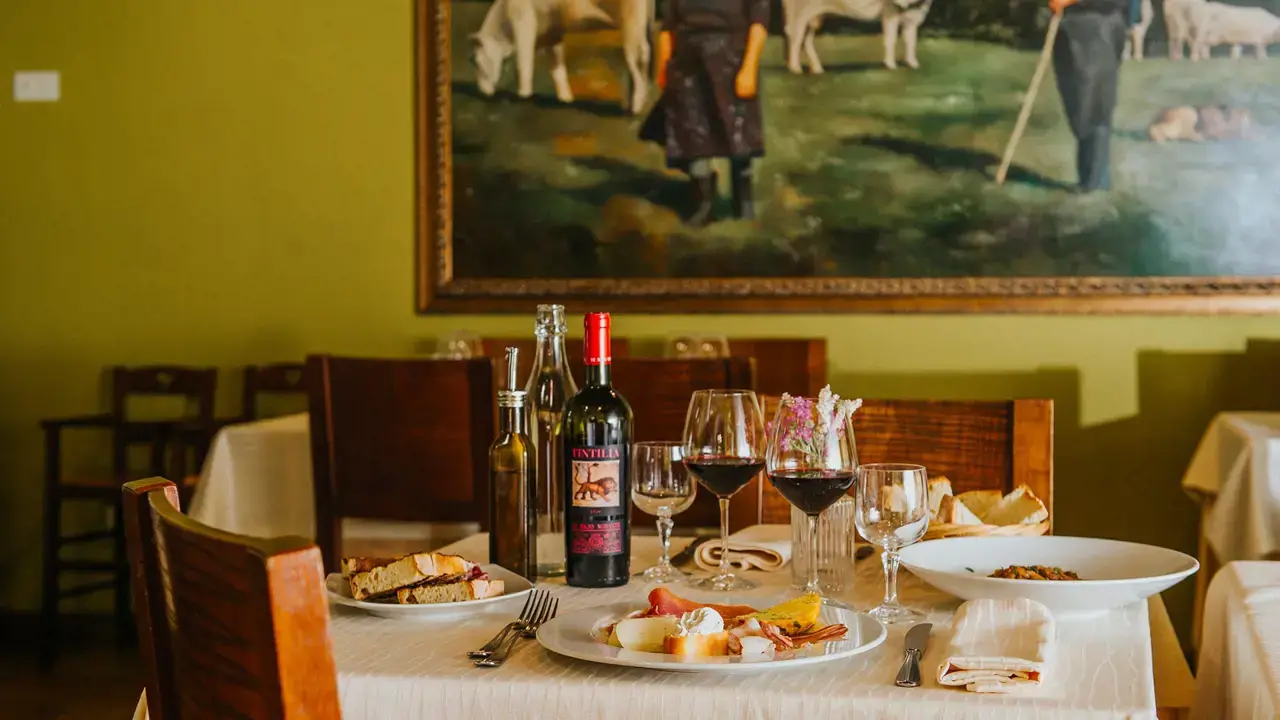 Dining table with Tintilia wine
